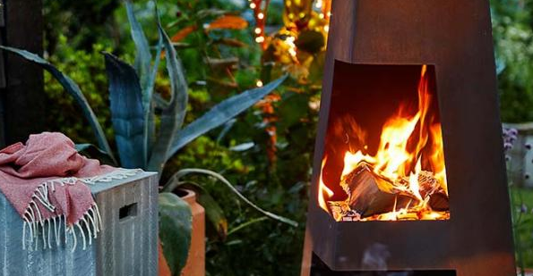 Moho ardiente de madera que resiste a la pirámide al aire libre del fuego de Chiminea del obelisco de acero