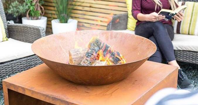 Jardín al aire libre Rusty Corten Steel Fire Bowl moderno con almacenamiento del registro