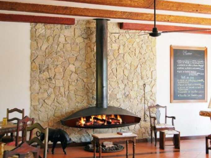 El negro cubrió la chimenea suspendida Heater Wall Mounted Wood Hanging interior