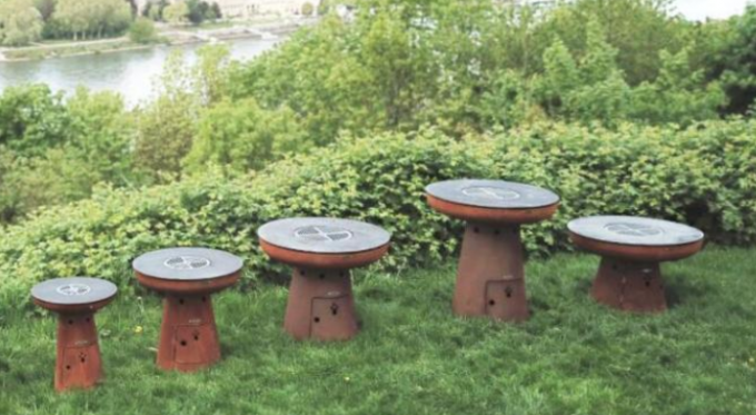 Madera de cocinar al aire libre de la barbacoa que quema la parrilla de acero del carbón de leña de la chimenea de Corten