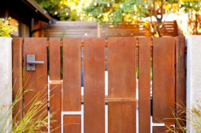Tubo principal de acero de Rusty Laser Cut Rusty Corten del jardín del chalet con la manija y la cerradura