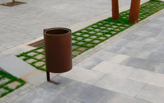 La antigüedad al aire libre mira el bote de basura urbano de acero redondo de Corten de los cubos de la basura del metal