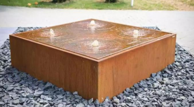 La decoración del jardín aherrumbró capa freática de acero anaranjada del cuadrado de la fuente de Corten