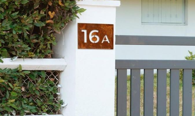 El número de casa personalizado corte al aire libre del laser aherrumbró la muestra de acero de Corten