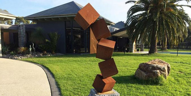 El cubo grande del jardín forma la escultura al aire libre de Rusty Metal Statues Corten Steel