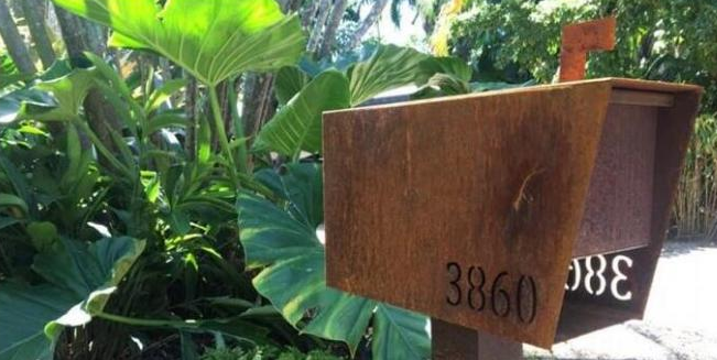 Buzón de acero de Corten del diseño de la caja montada en la pared impermeable al aire libre antigua del poste
