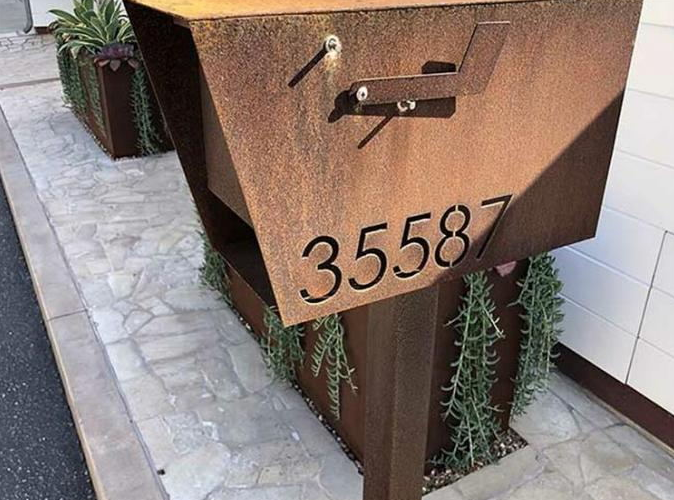 Buzón de acero de Corten del diseño de la prenda impermeable de la caja montada en la pared al aire libre antigua del poste