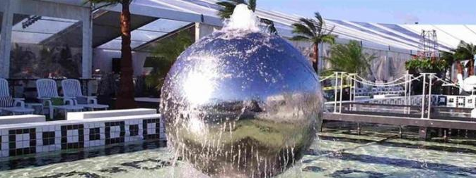 característica de acero inoxidable del agua del jardín de los 75cm de la esfera moderna del patio con las luces LED