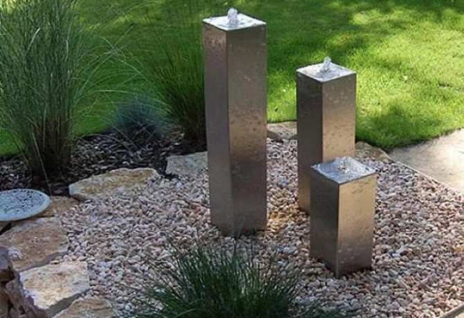 Característica de acero inoxidable decorativa pública del agua de la columna cuadrada del final cepillado