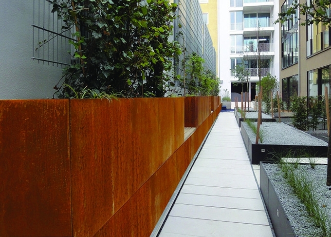 Calle al aire libre del parque del jardín de la maceta de acero decorativa de Corten alrededor de los potes contemporáneos de la planta
