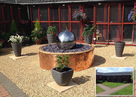 el jardín del metal de los 70cm adorna la característica de acero inoxidable del agua de la esfera con las luces LED