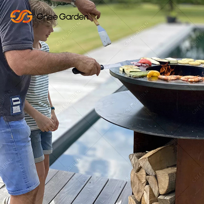 La barbacoa de acero ardiente de madera de Corten asa a la parrilla para el partido al aire libre de la barbacoa