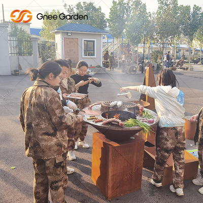 La BARBACOA de Rusty Color Outdoor asa a la parrilla al fumador del carbón de leña con la placa de cocinar del diámetro el 100cm de la ronda