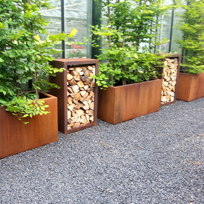 El metal que planta los potes grandes del jardín interior al aire libre rectangular del plantador de la caja florece