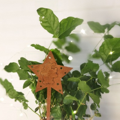 El jardín de acero de alteración por los agentes atmosféricos asteroide del metal adorna la decoración de la Navidad