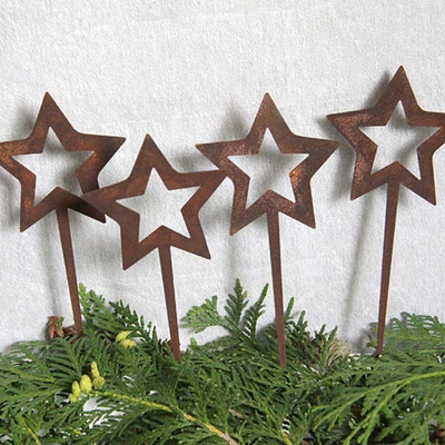 El jardín de acero de alteración por los agentes atmosféricos asteroide del metal adorna la decoración de la Navidad