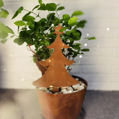 El jardín aherrumbrado de acero del metal de Corten adorna la decoración formada árbol de navidad
