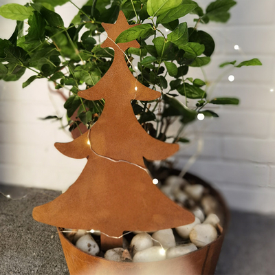 El jardín aherrumbrado de acero del metal de Corten adorna la decoración formada árbol de navidad