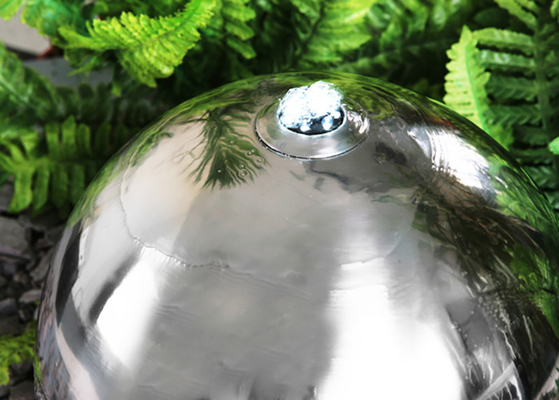 el jardín del metal de los 70cm adorna la característica de acero inoxidable del agua de la esfera con las luces LED