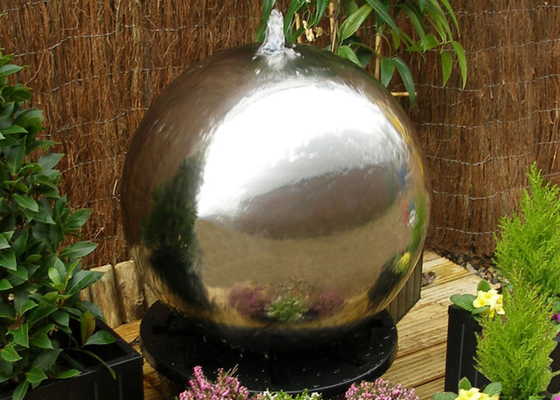 el jardín del metal de los 70cm adorna la característica de acero inoxidable del agua de la esfera con las luces LED