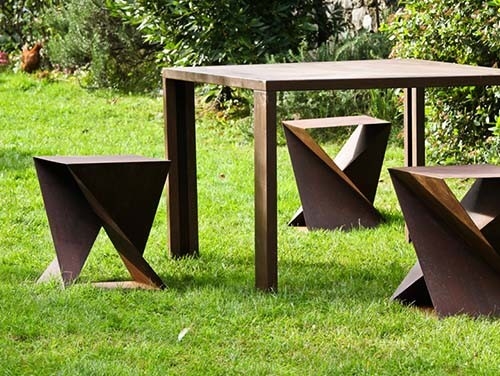 El sistema al aire libre de la tabla del metal de acero geométrico de Corten incluye la tabla y taburetes