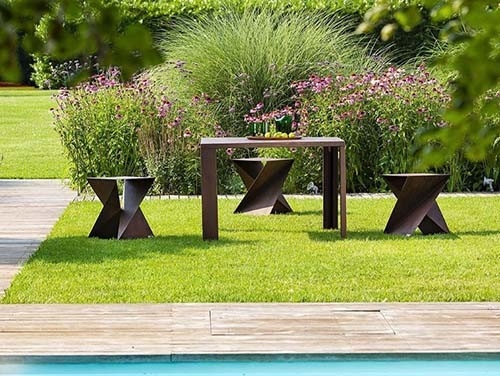 El sistema al aire libre de la tabla del metal de acero geométrico de Corten incluye la tabla y taburetes