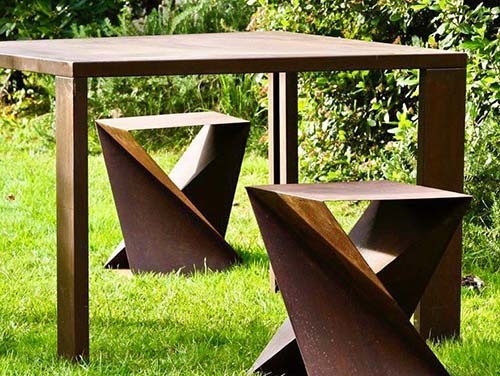 El sistema al aire libre de la tabla del metal de acero geométrico de Corten incluye la tabla y taburetes