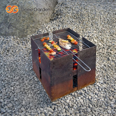 Parrilla de barbacoa de hoyo de fuego abierto de leña de metal para cocinar al aire libre en el jardín