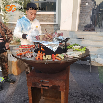 Los amigos de la familia ASAN A LA PARILLA la parrilla de acero de la barbacoa de Brasero de la parrilla de Corten del moho al aire libre de acero