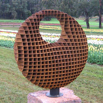 El jardín grande de acero del metal de Corten esculpe con forma tridimensional del orbe