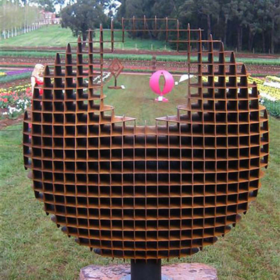 El jardín grande de acero del metal de Corten esculpe con forma tridimensional del orbe