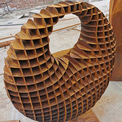 El jardín grande de acero del metal de Corten esculpe con forma tridimensional del orbe