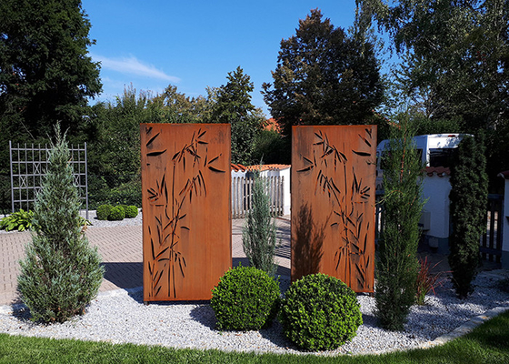 El bambú modela los ornamentos del jardín del metal que el laser cortó decorativo al aire libre de los paneles del acero de Corten
