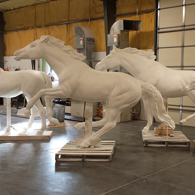 Mano que talla la decoración al aire libre realista del jardín de la escultura de bronce del caballo