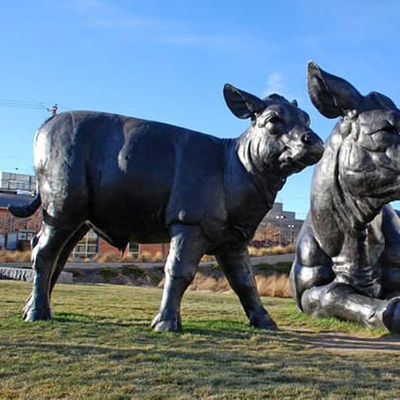 Estatuas al aire libre del paisaje Bull de la escultura de bronce viva de la altura el 180cm