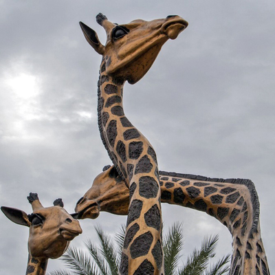 La jirafa al aire libre grande de tamaño natural de la escultura de bronce del jardín de Gnee formó modificado para requisitos particulares