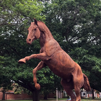 El caballo al aire libre modificado para requisitos particulares del metal del tamaño esculpe la alteración por los agentes atmosféricos del acero