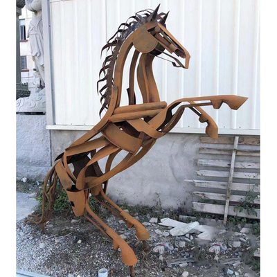 El caballo al aire libre modificado para requisitos particulares del metal del tamaño esculpe la alteración por los agentes atmosféricos del acero