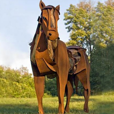 El caballo al aire libre modificado para requisitos particulares del metal del tamaño esculpe la alteración por los agentes atmosféricos del acero