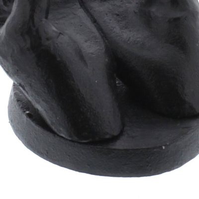 Escultura negra antigua creativa de la mano del arrabio de 5,5 pulgadas fijada para las decoraciones caseras