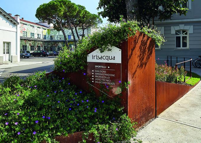 Proyecto de la renovación - paisaje urbano del hierro de la naturaleza