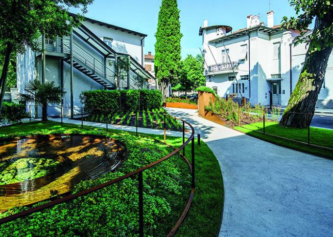 Proyecto de la renovación - paisaje urbano del hierro de la naturaleza
