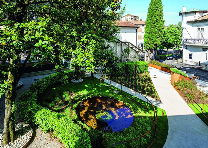 Proyecto de la renovación - paisaje urbano del hierro de la naturaleza