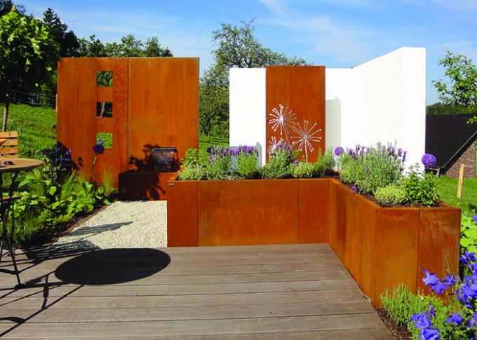 Calle al aire libre del parque del jardín de la maceta de acero decorativa de Corten alrededor de los potes contemporáneos de la planta
