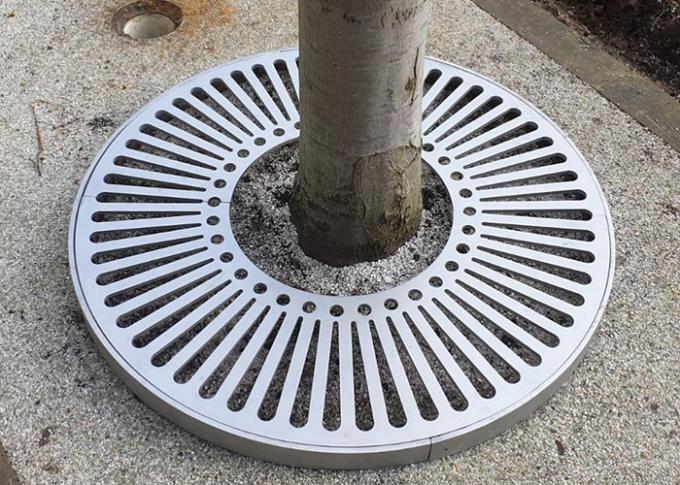 Alteración por los agentes atmosféricos de la rejilla rústica de acero del árbol de Corten