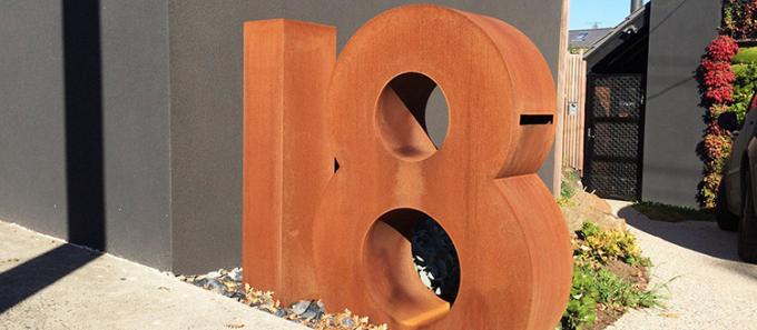 Los muebles al aire libre del metal del estilo moderno aherrumbraron el buzón de acero de Corten para la casa