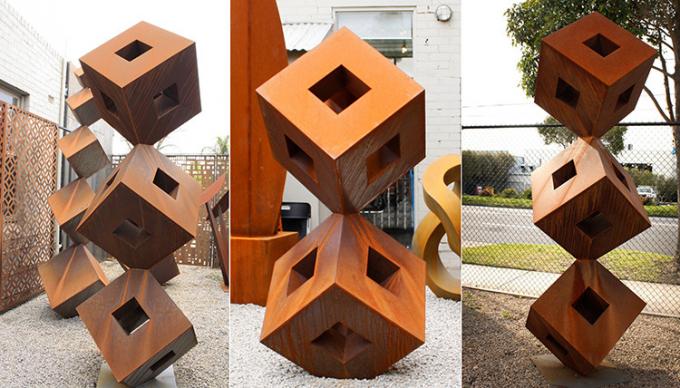 Línea aherrumbrada escultura de acero de la curva de Corten del bloque moderno al aire libre del peligro del césped de la yarda de la decoración
