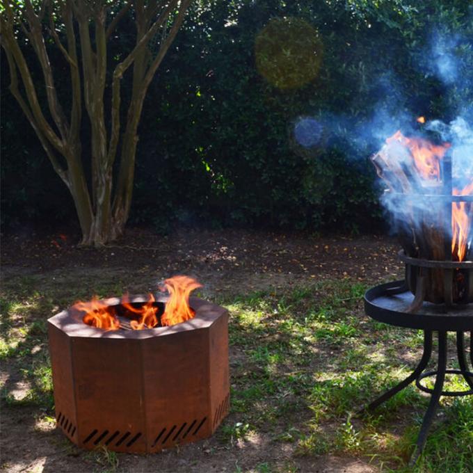 Madera al aire libre de la hoguera del jardín que quema el cuenco de fuego de acero del metal de Corten alrededor del hoyo rústico del fuego