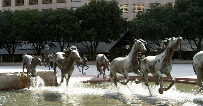 El caballo de bronce de la decoración de la fuente antigua de la fábrica esculpe para al aire libre