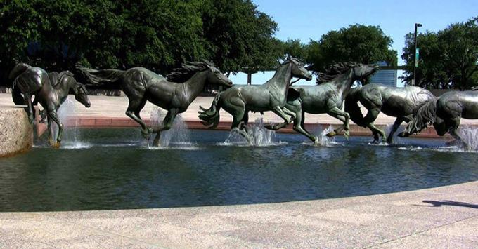 La resina hace la escultura animal de la estatuilla a mano de la decoración del caballo del caballo de la escultura casera de la estatua